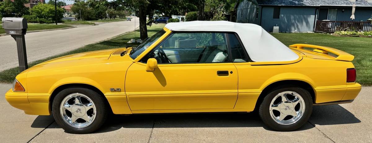 Ford-Mustang-1993-yellow