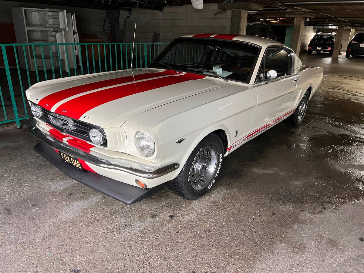 Ford-Mustang-gt-fastback-1965-white