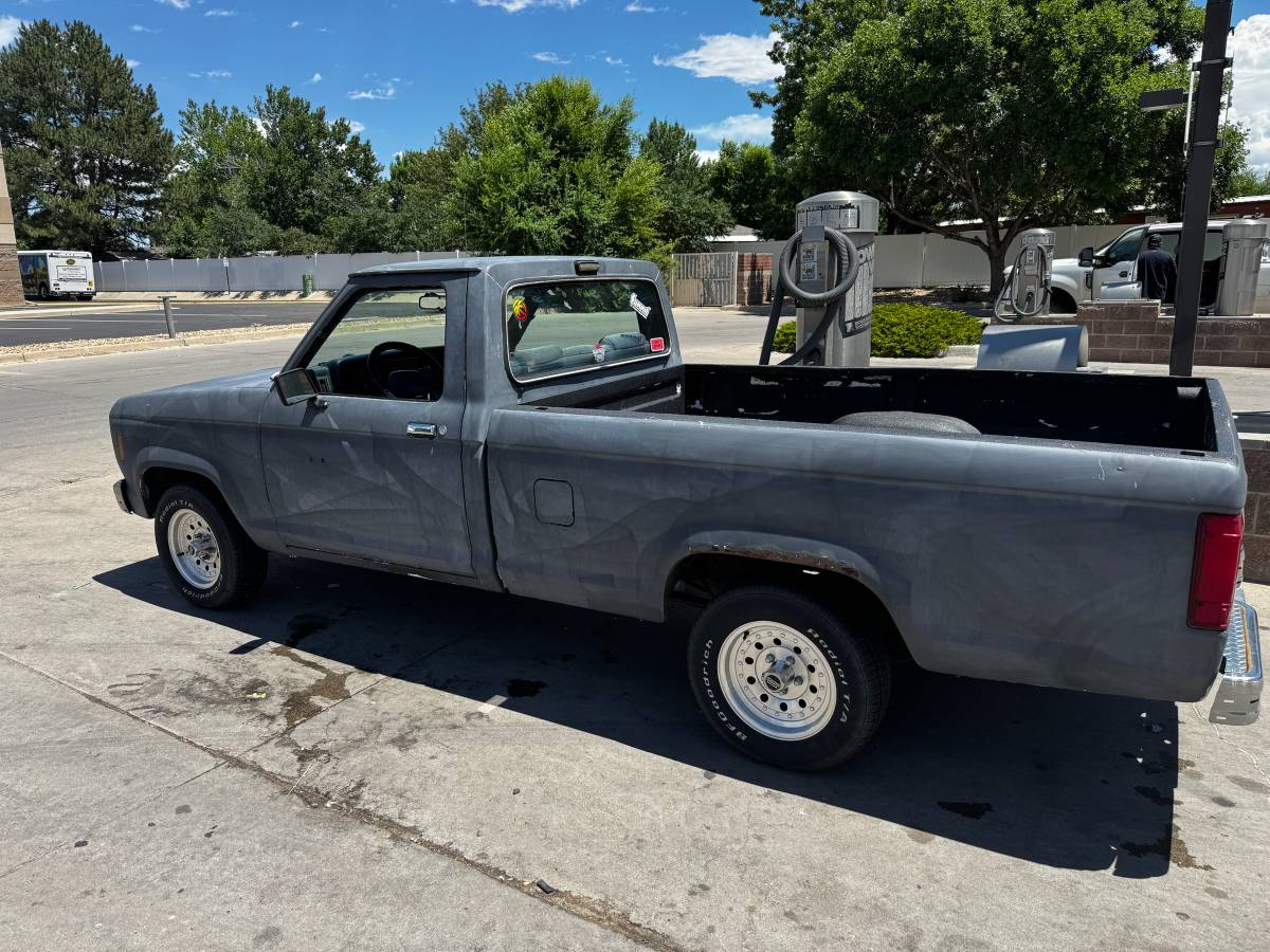 Ford-Ranger-1987-grey