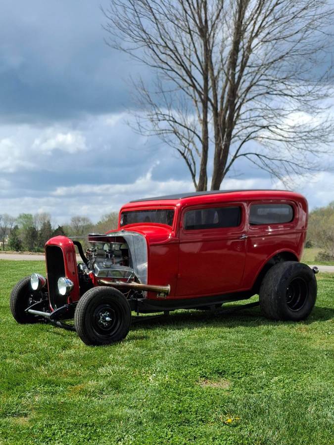 Ford-Sedan-1932-red