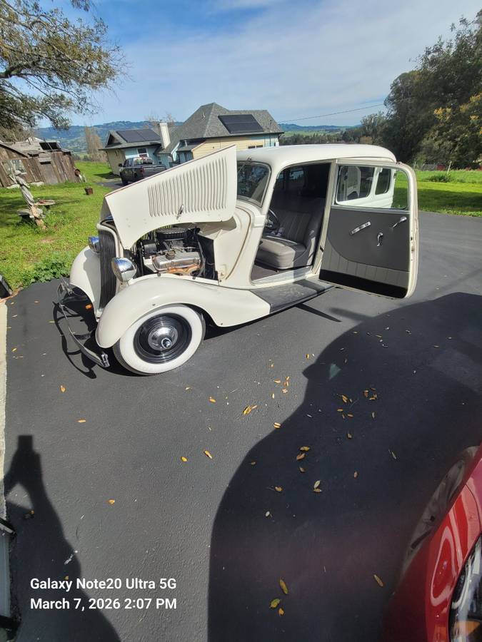 Ford-Sedan-1933-white