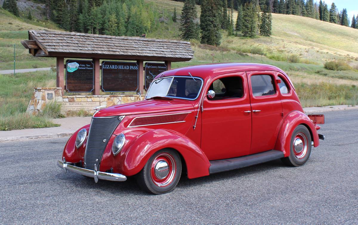 Ford-Sedan-1937-red
