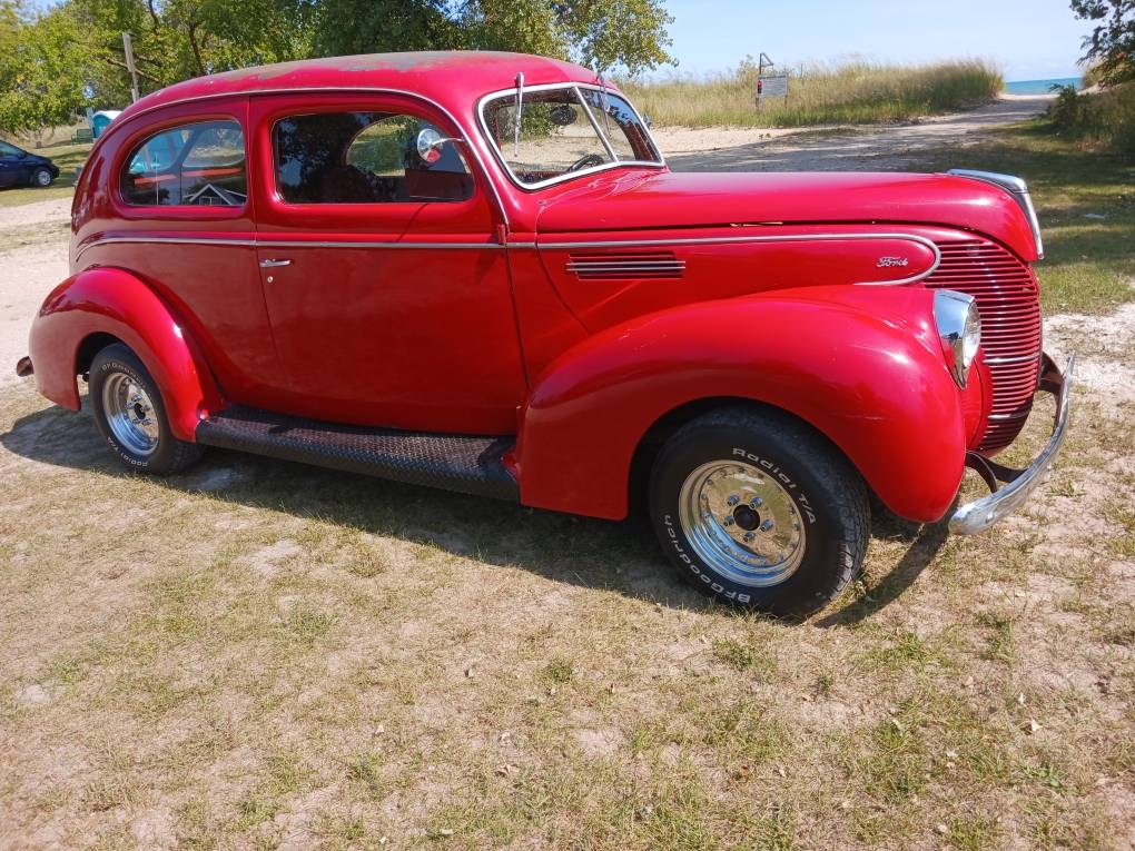 Ford-Sedan-1939-red
