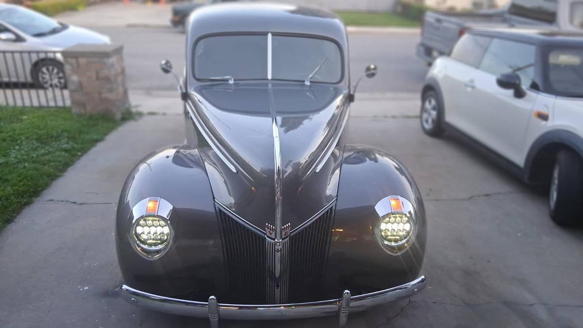 Ford-Sedan-1940-grey