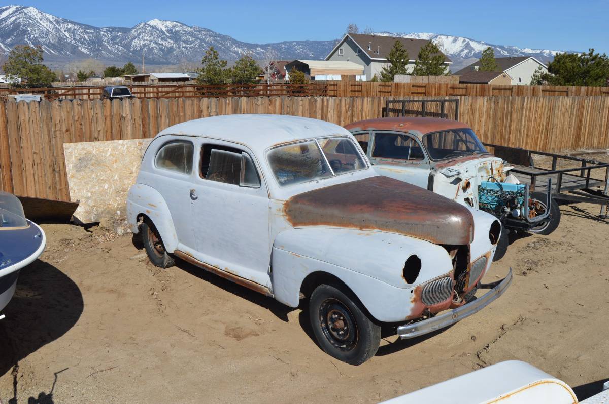 Ford-Sedan-1941-grey