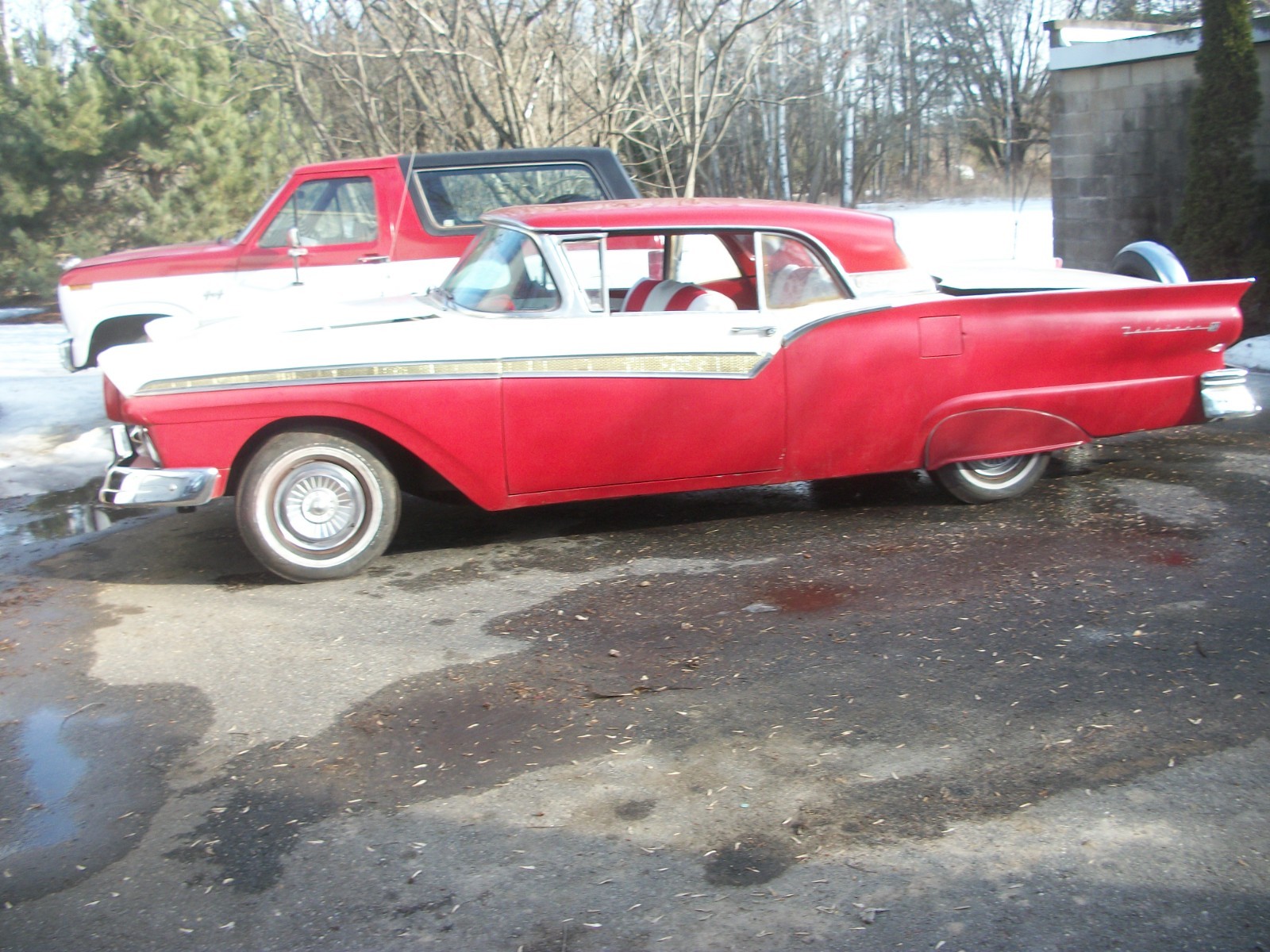 Ford-Skyliner-1957-Convertible-Red