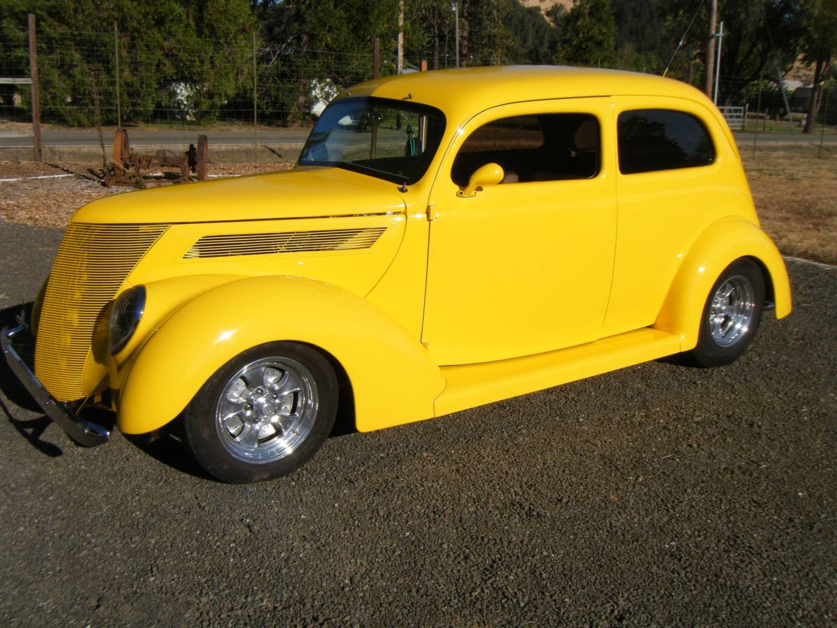Ford-Slant-back-1937-yellow