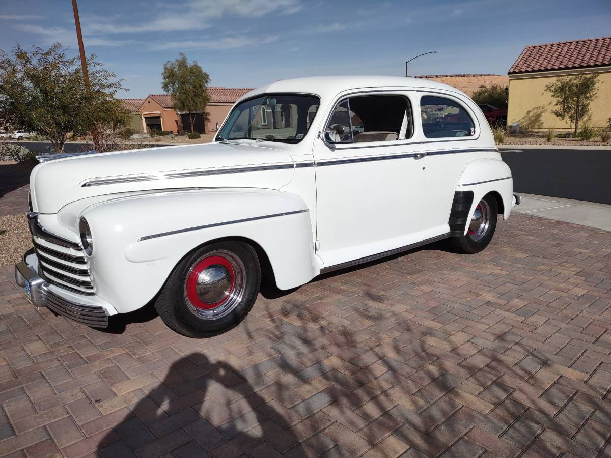 Ford-Super-deluxe-tudor-sedan-1946-white