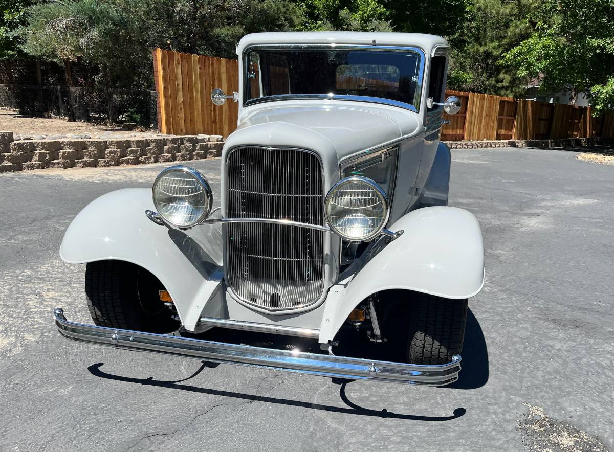 Ford-Tudor-sedan-1932-grey