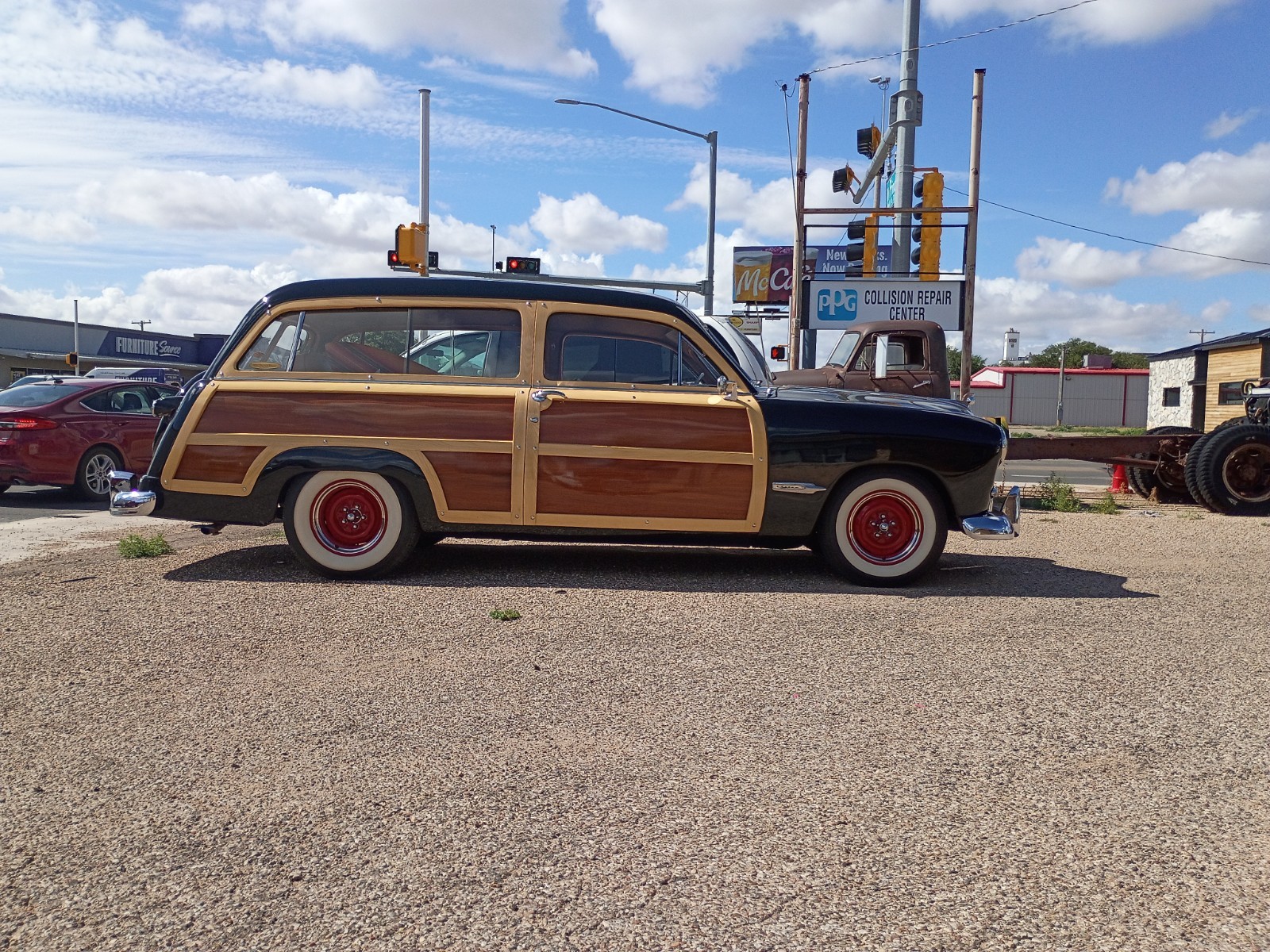 Ford-woody-1949-Sedan-Brown
