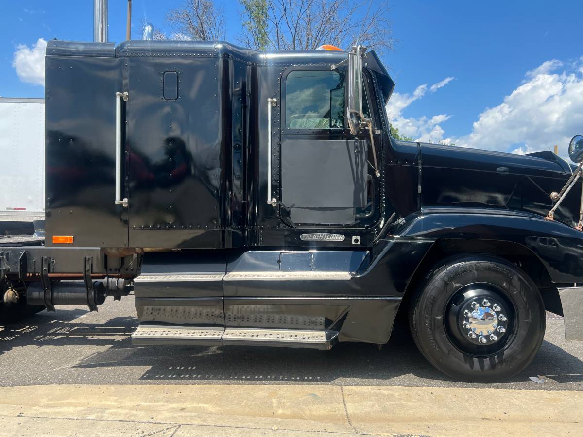 Freightliner-fl120-1995-black