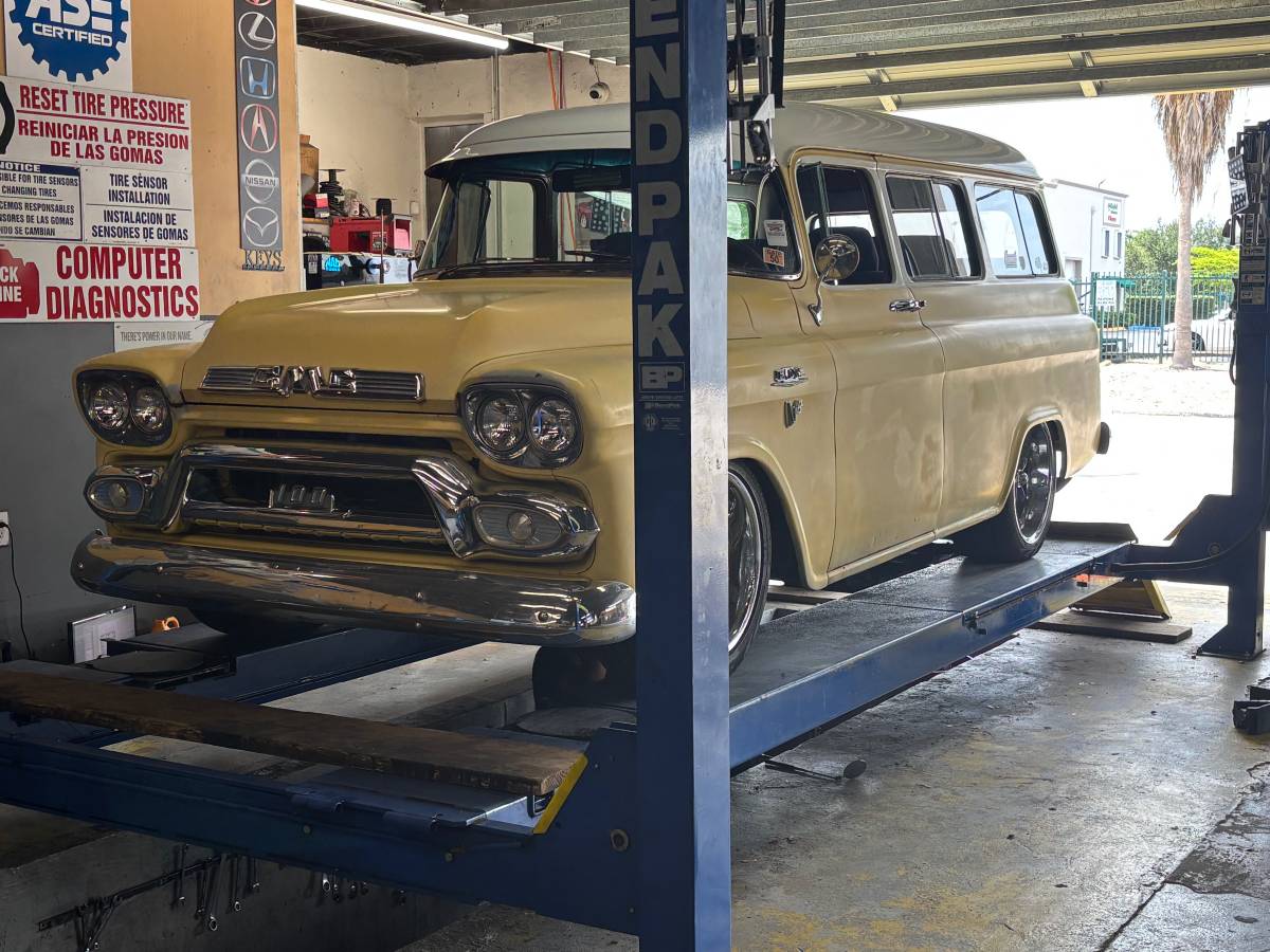 Gmc-Carryall-suburban-1958-yellow