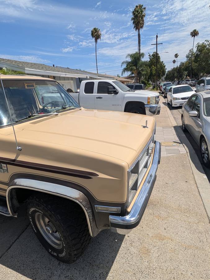 Gmc-Suburban-1500-1983-custom