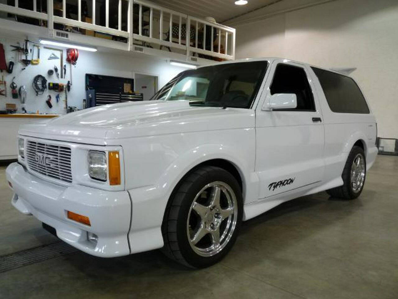 Gmc-Typhoon-1993-Off-White-Black