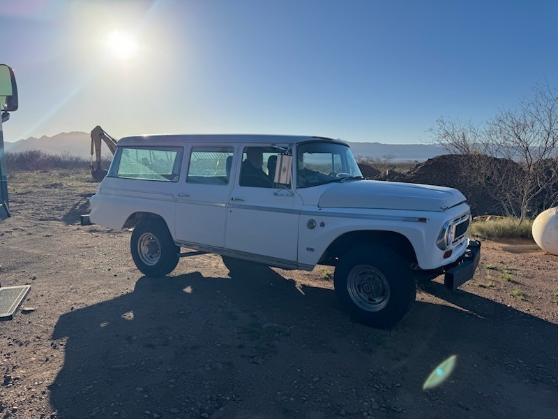 International-Harvester-1100C-Travelall-4x4-1968-SUV-Tan