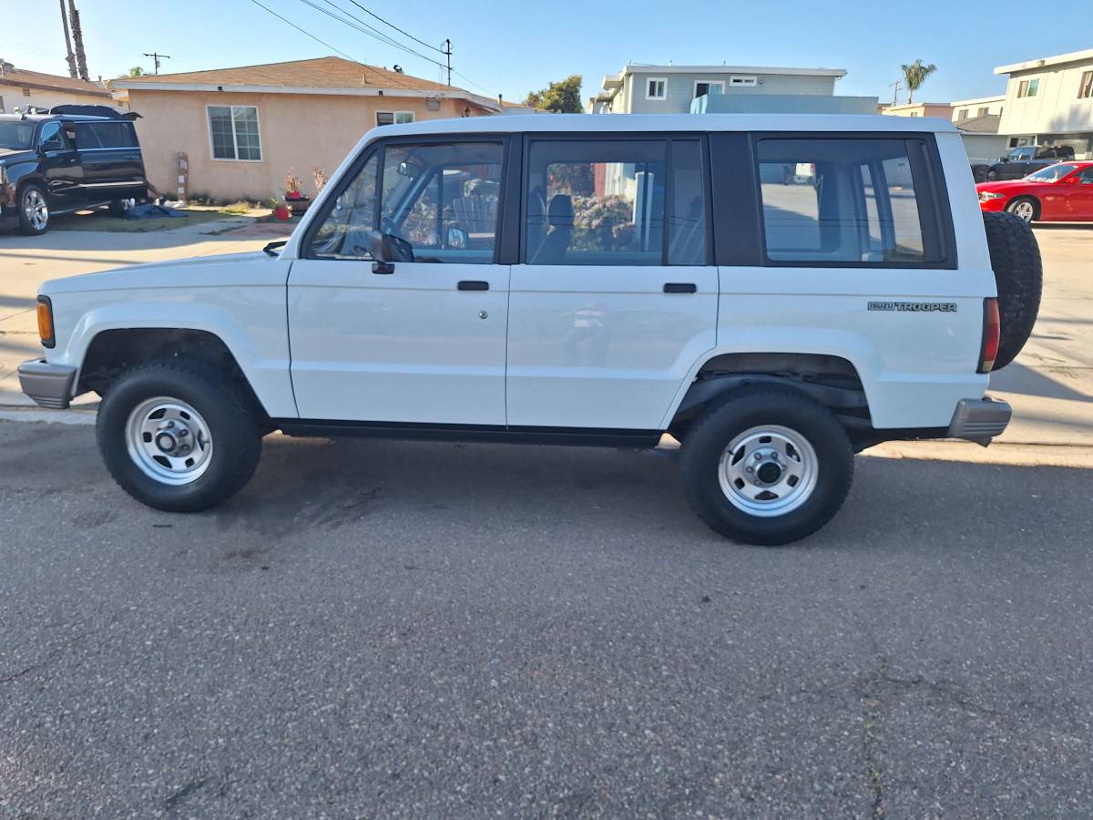 Isuzu-trooper-1989-white