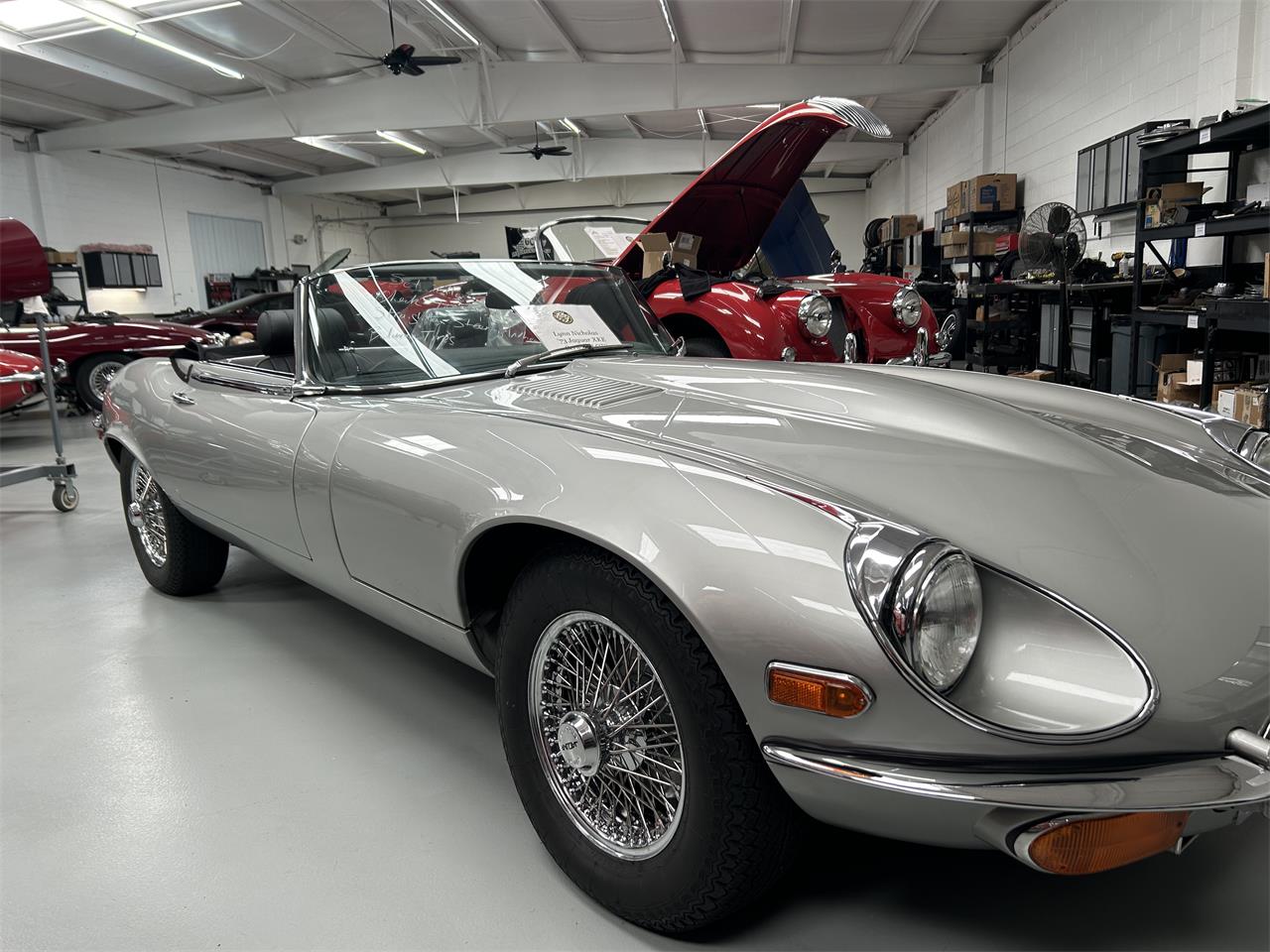 Jaguar-E-type-1973-Silver-Gray-Metalic-Black