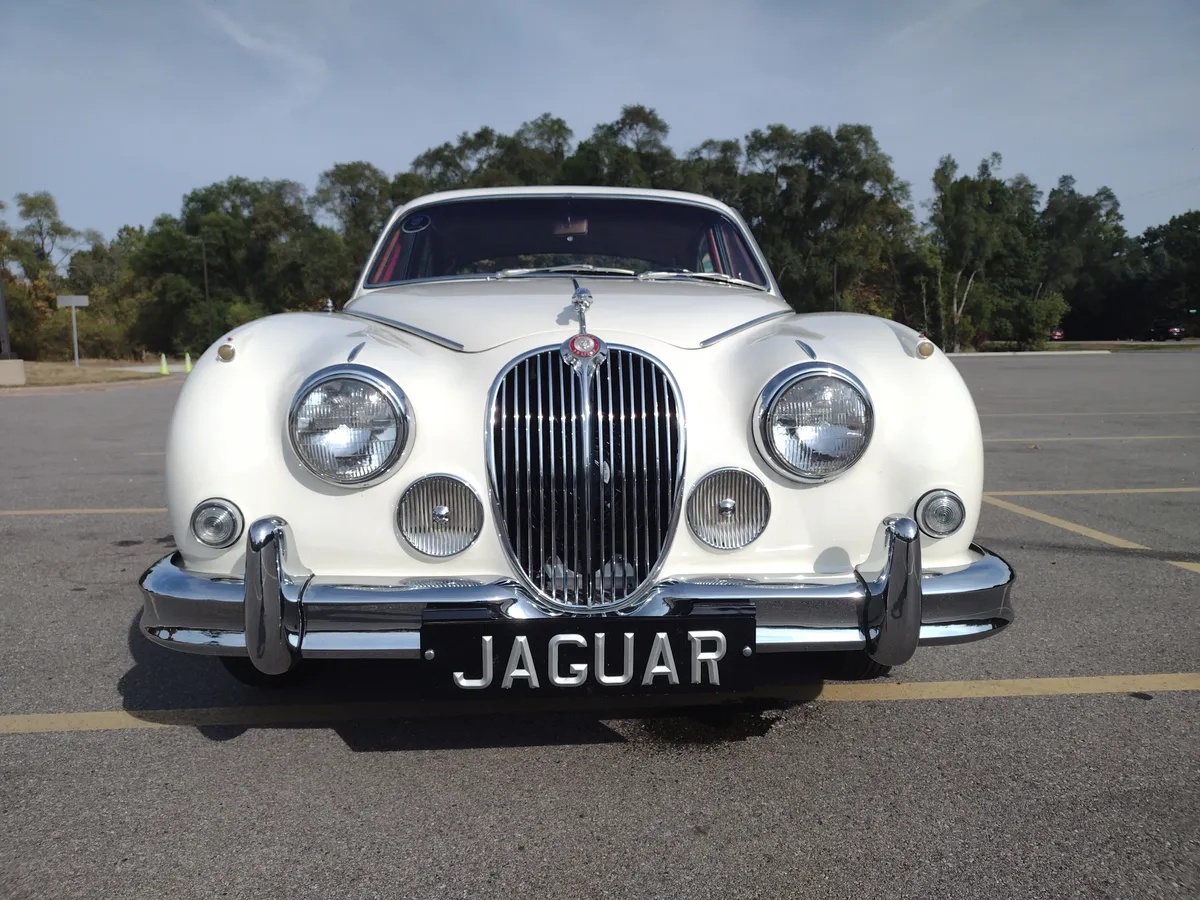 Jaguar-Mk-ii-1961-Old-English-White-Red
