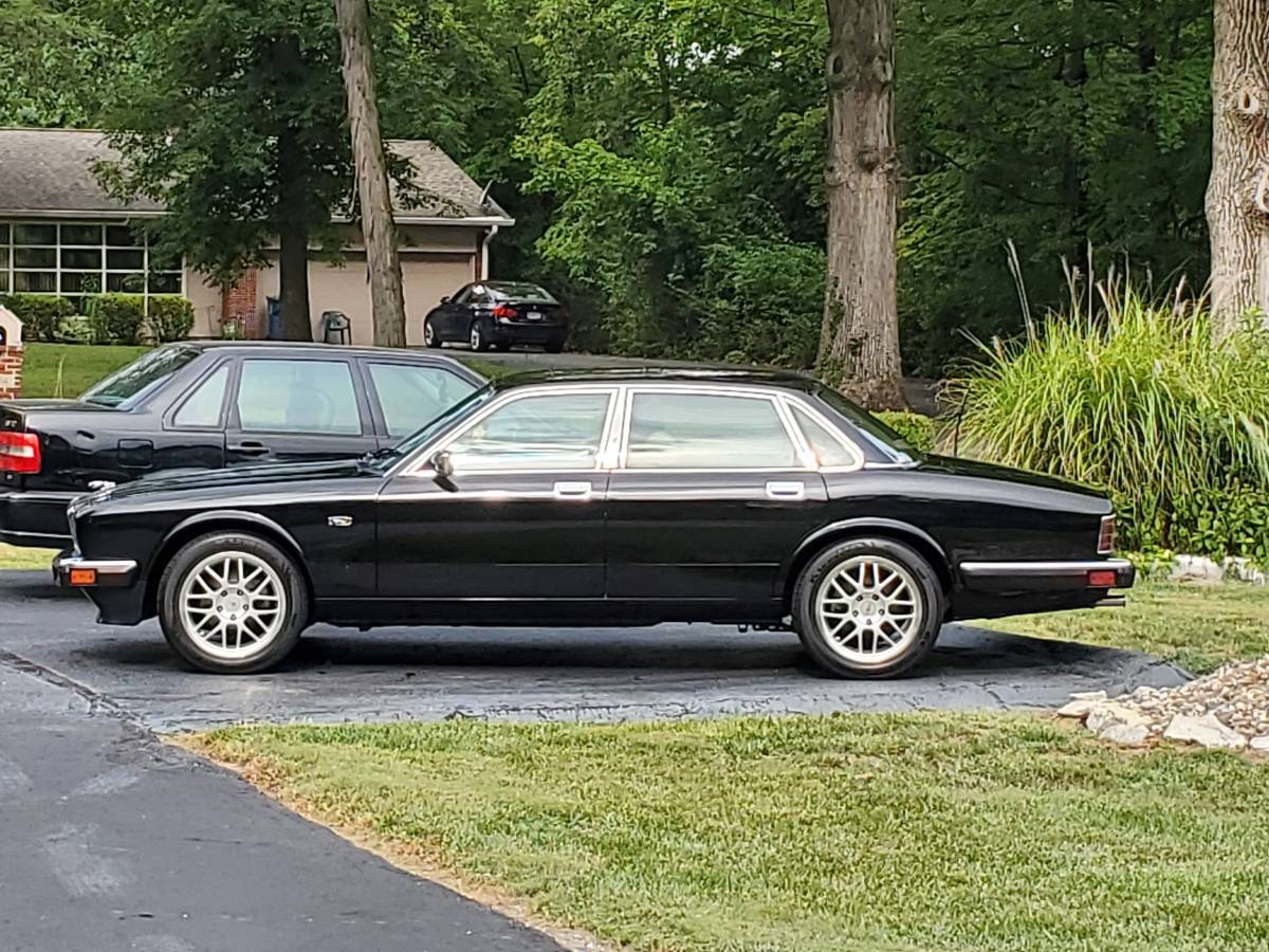 Jaguar-X6s-1991-black