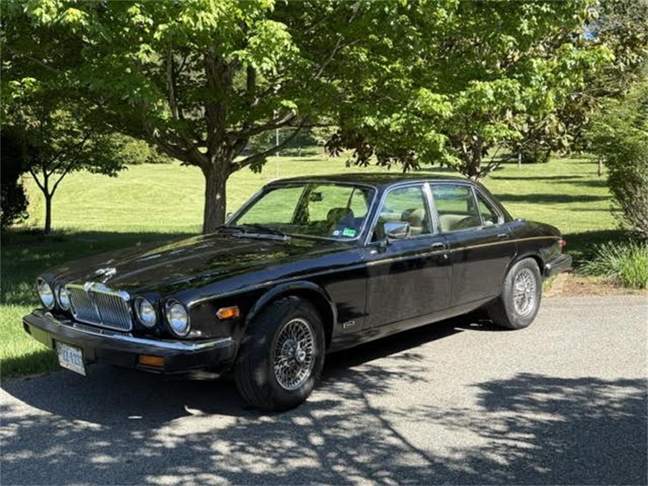 Jaguar-Xj-1983-Black-Tan-Leather