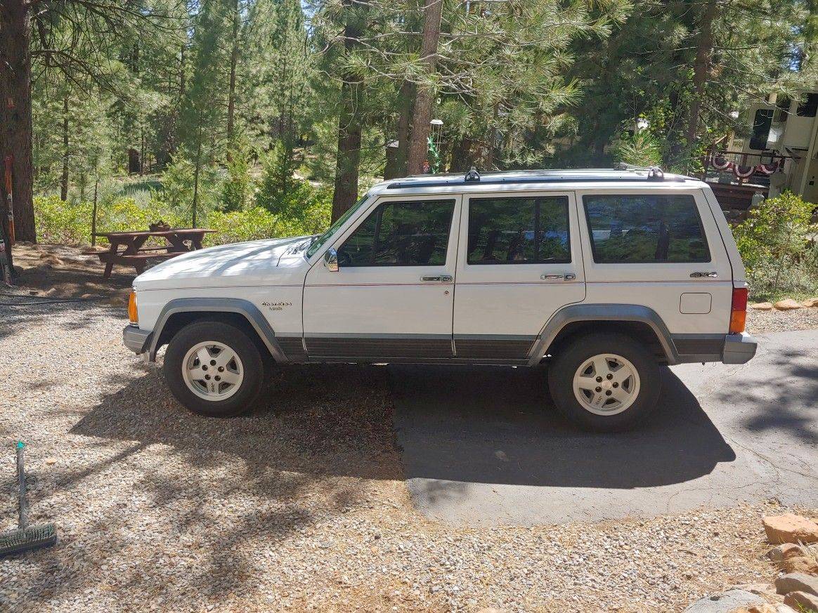 Jeep-1992-white