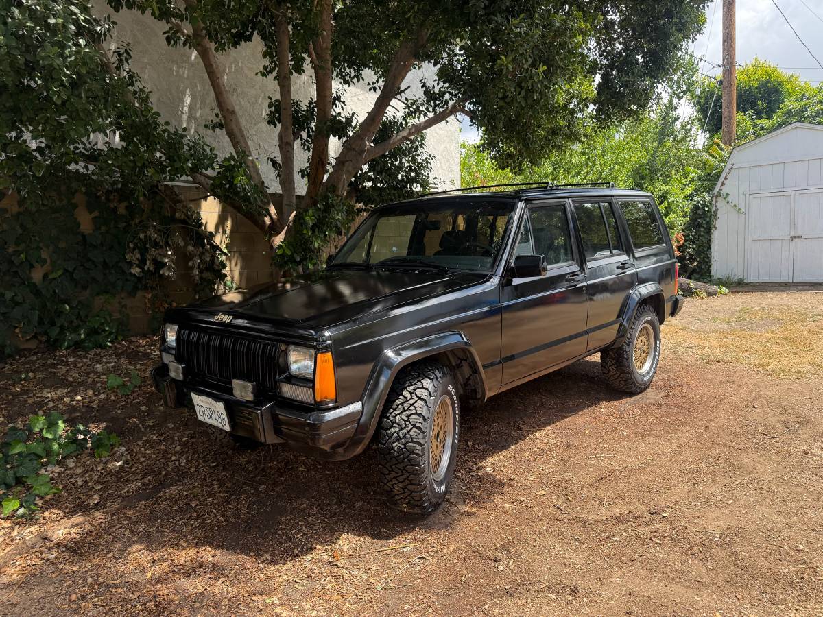 Jeep-Cherokee-xj-1990-black