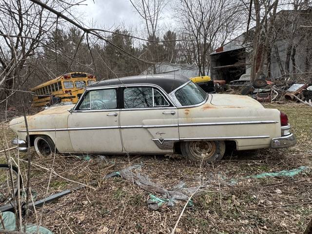 Lincoln-Capri-4-door-1954-yellow