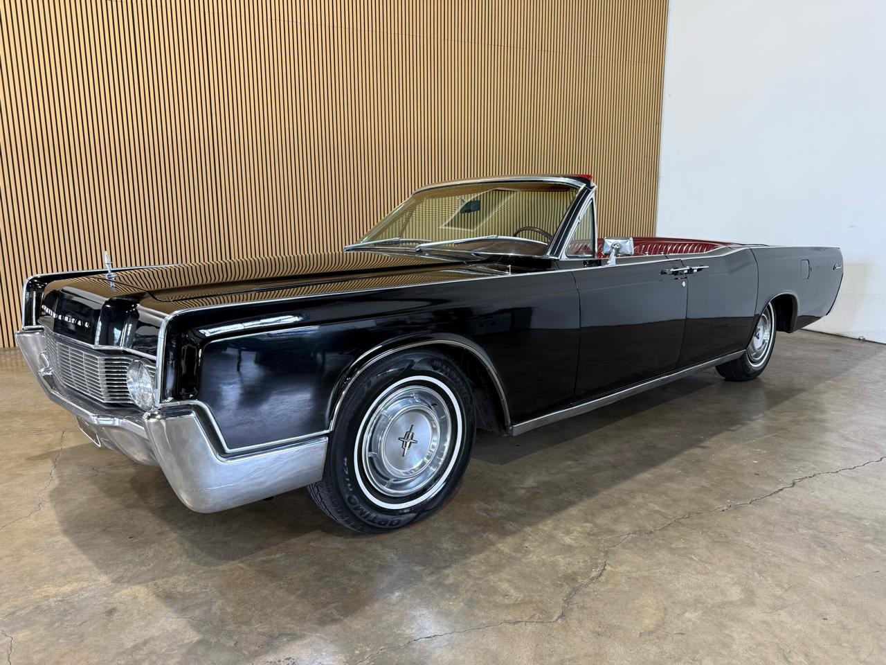 Lincoln-Continental-1967-Classic-Car-Burgundy