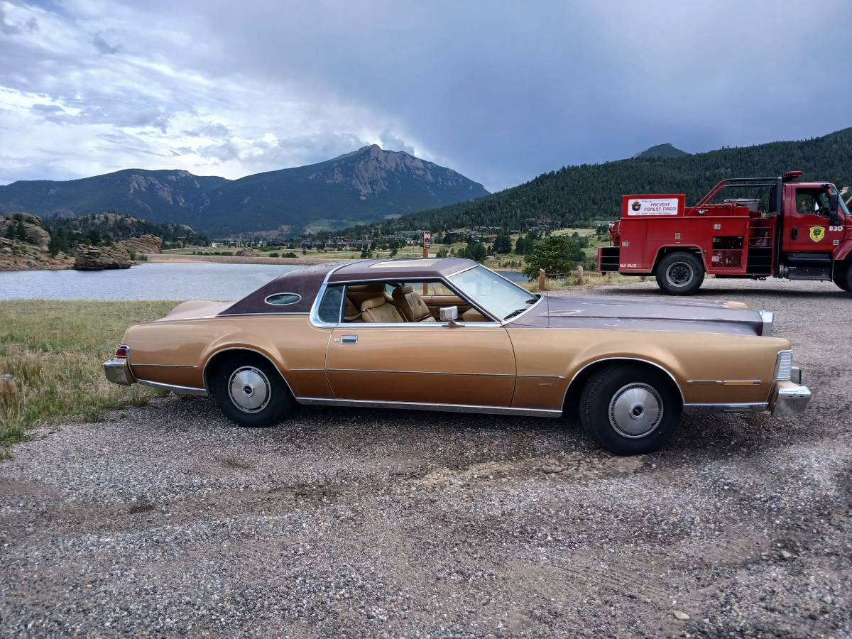 Lincoln-Continental-mark-iv-1975-yellow