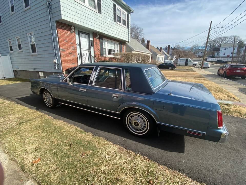 Lincoln-Town-car-1985-blue