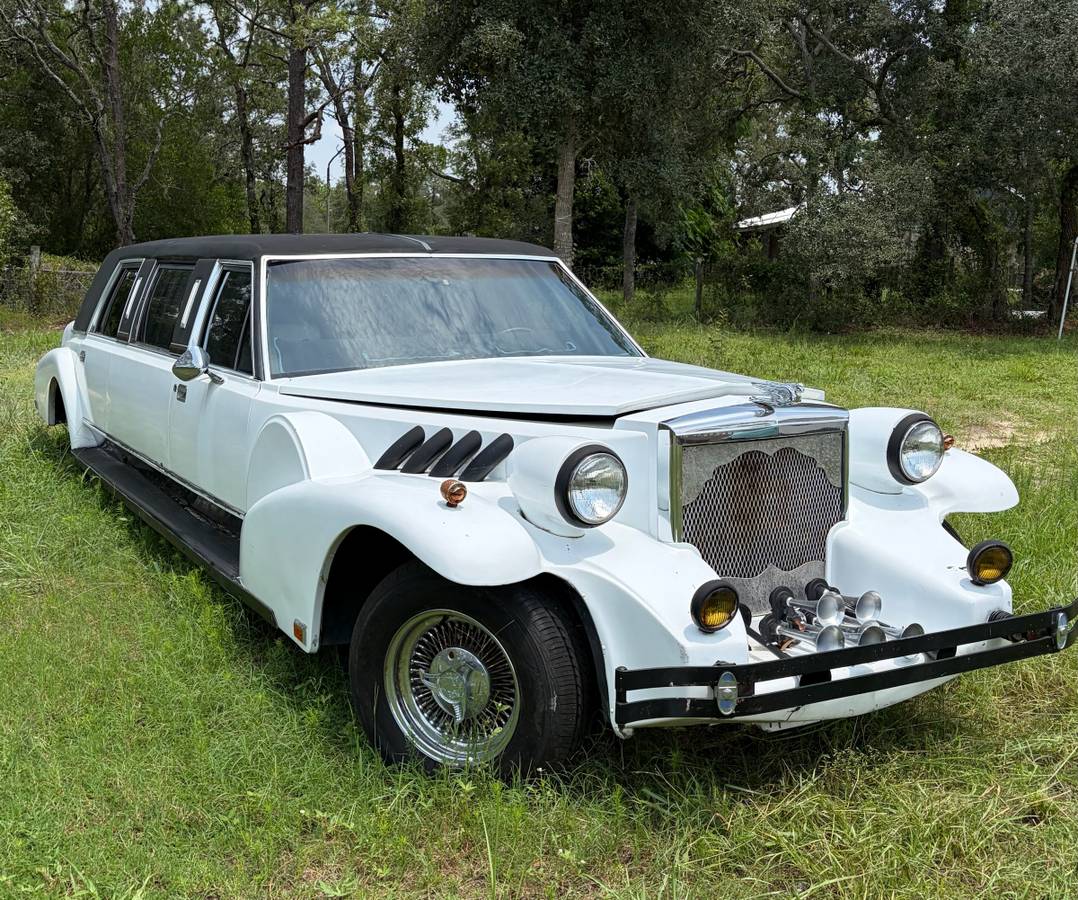 Lincoln-Town-car-1986-white