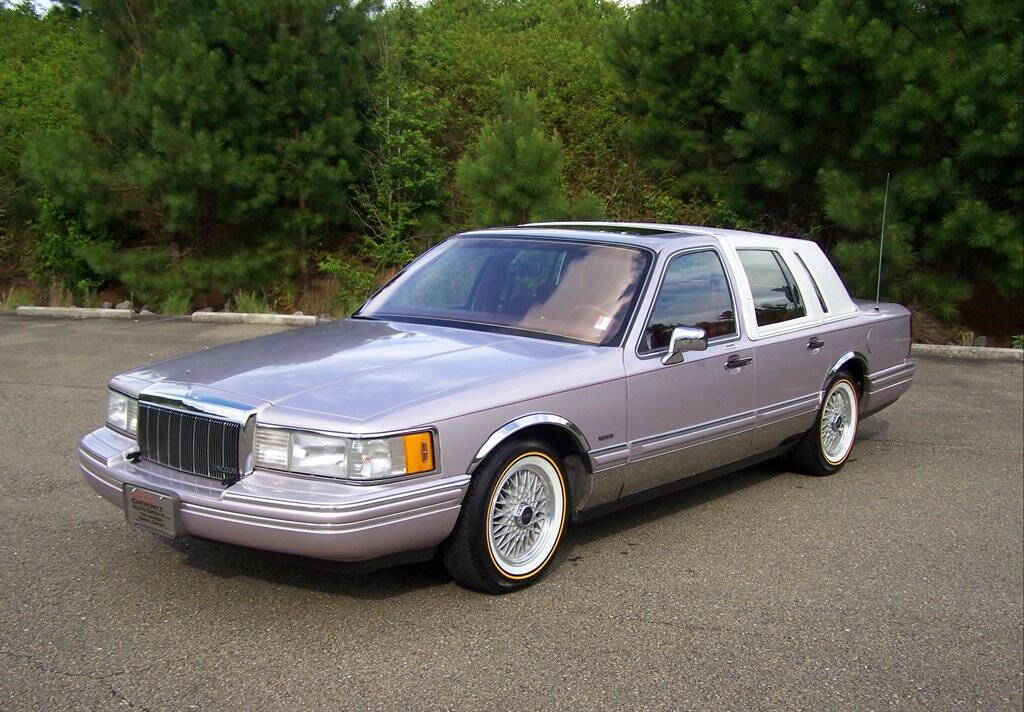 Lincoln-Town-car-1991-Silver-Rose-Metallic-Red