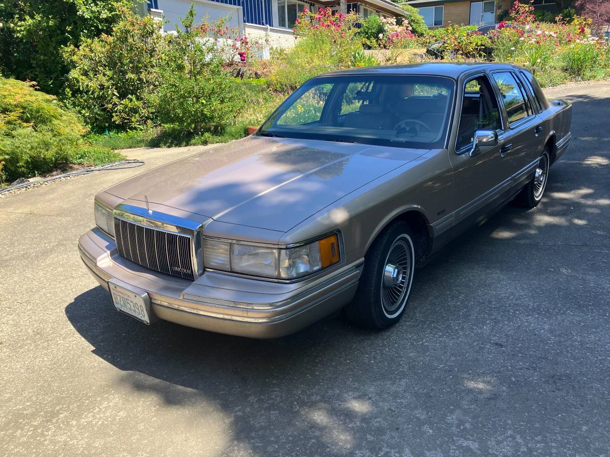 Lincoln-Town-car-1992