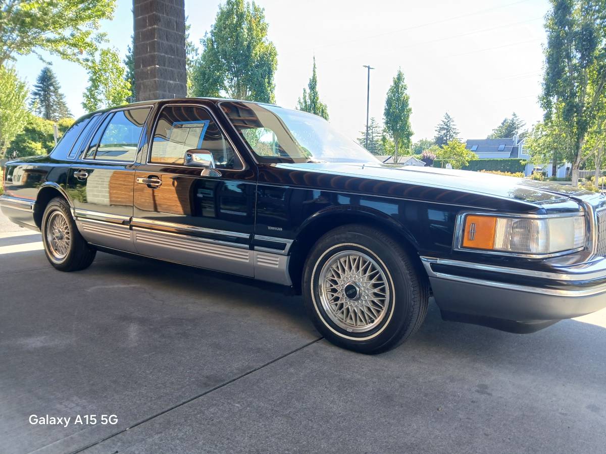 Lincoln-Town-car-1993