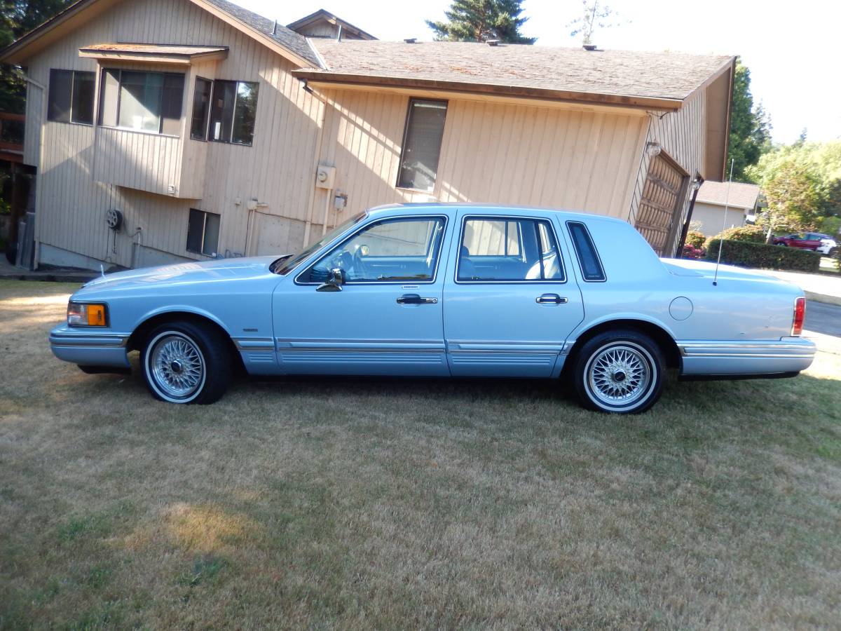 Lincoln-Town-car-executive-1992-blue