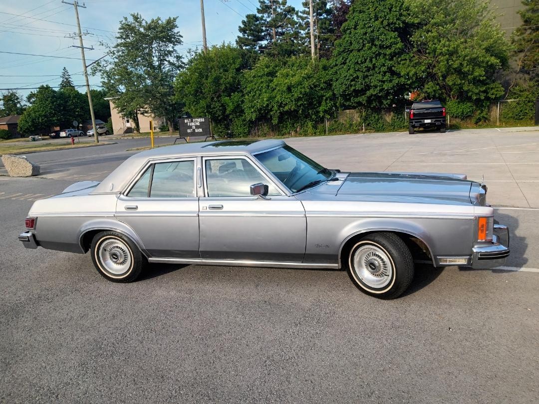 Lincoln-Versailles-1977-Sedan-Gray