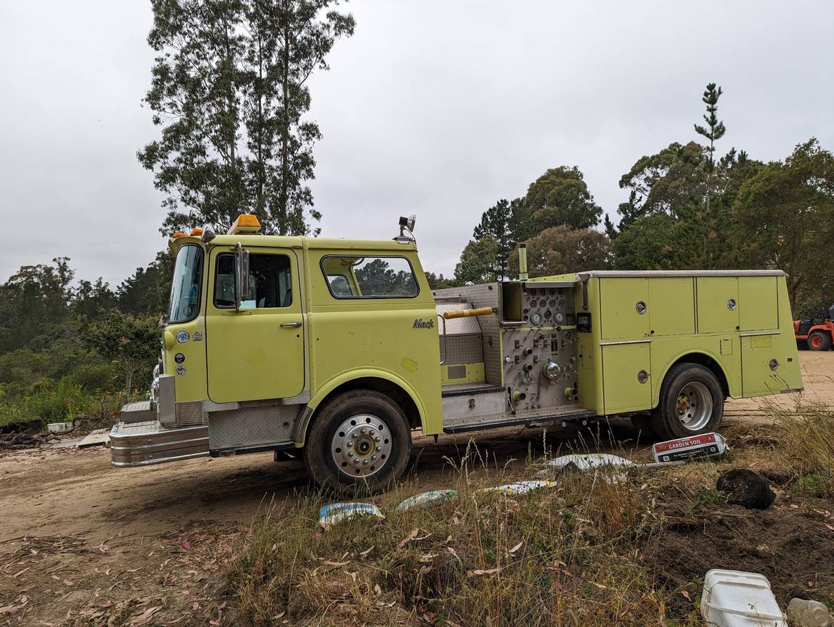 Mack-pumper-fire-engine-1983-yellow
