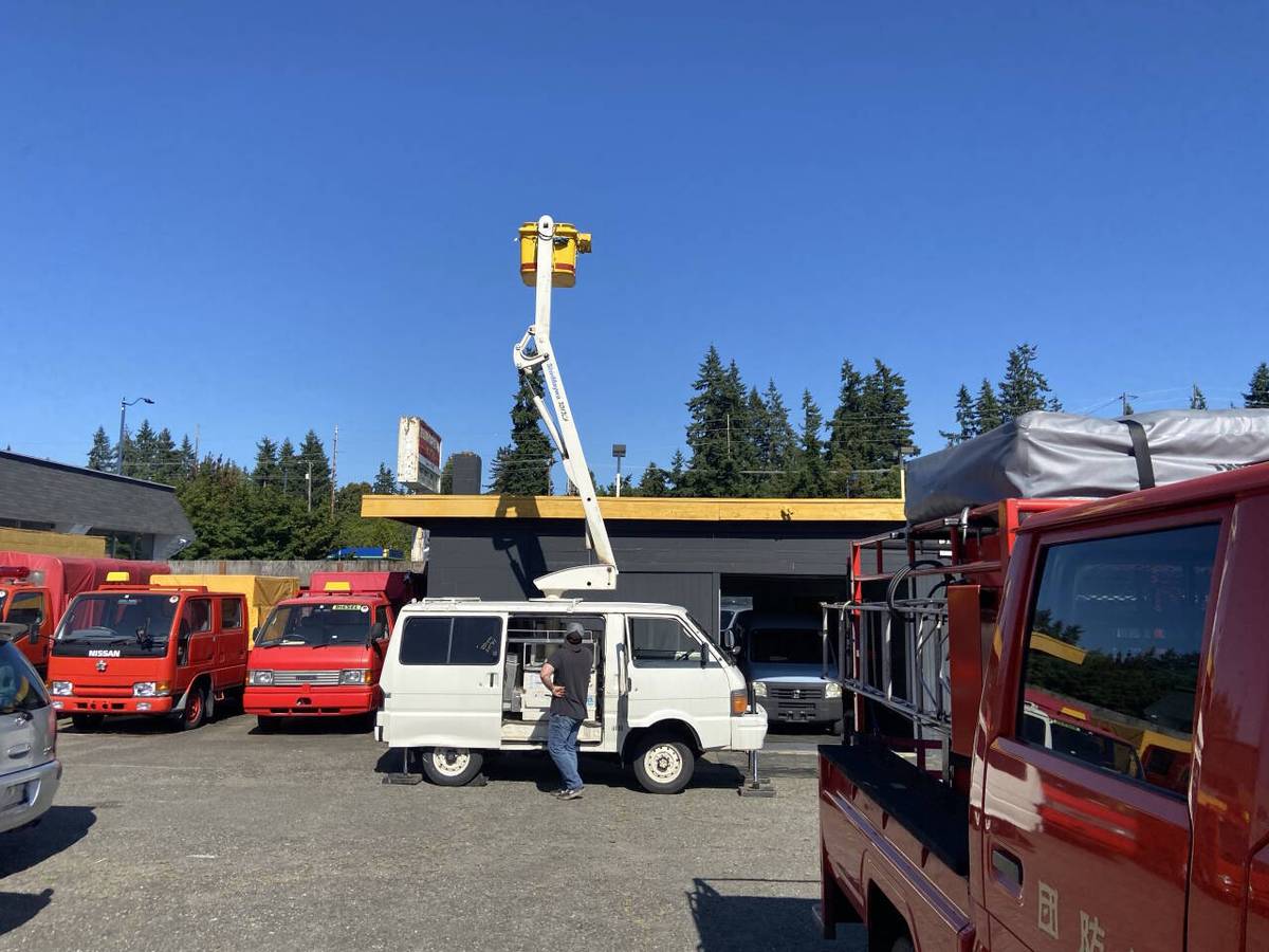 Mazda-Bongo-bucket-truck-1996-white