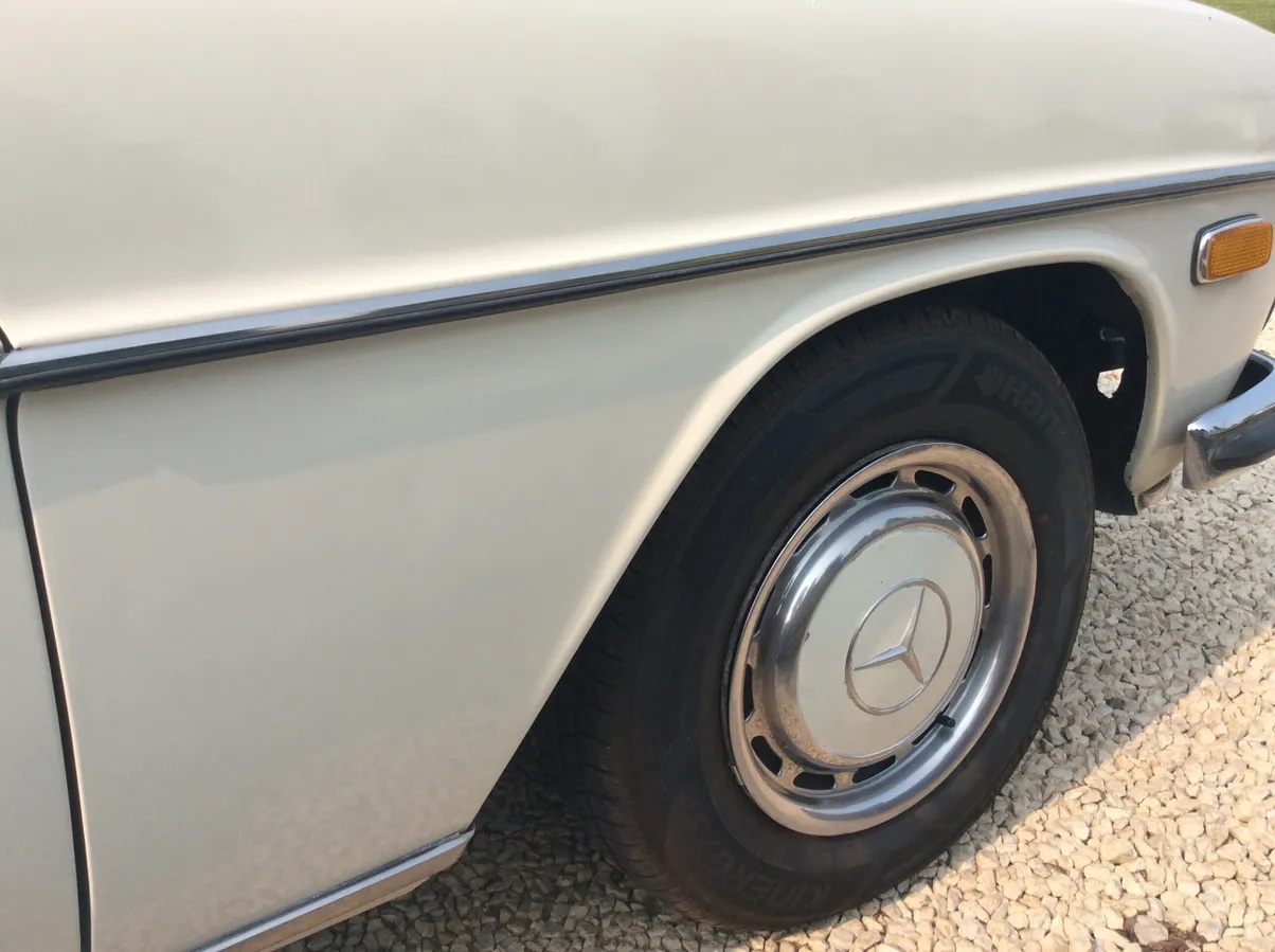 Mercedes-benz-200d-1973-White-Beige