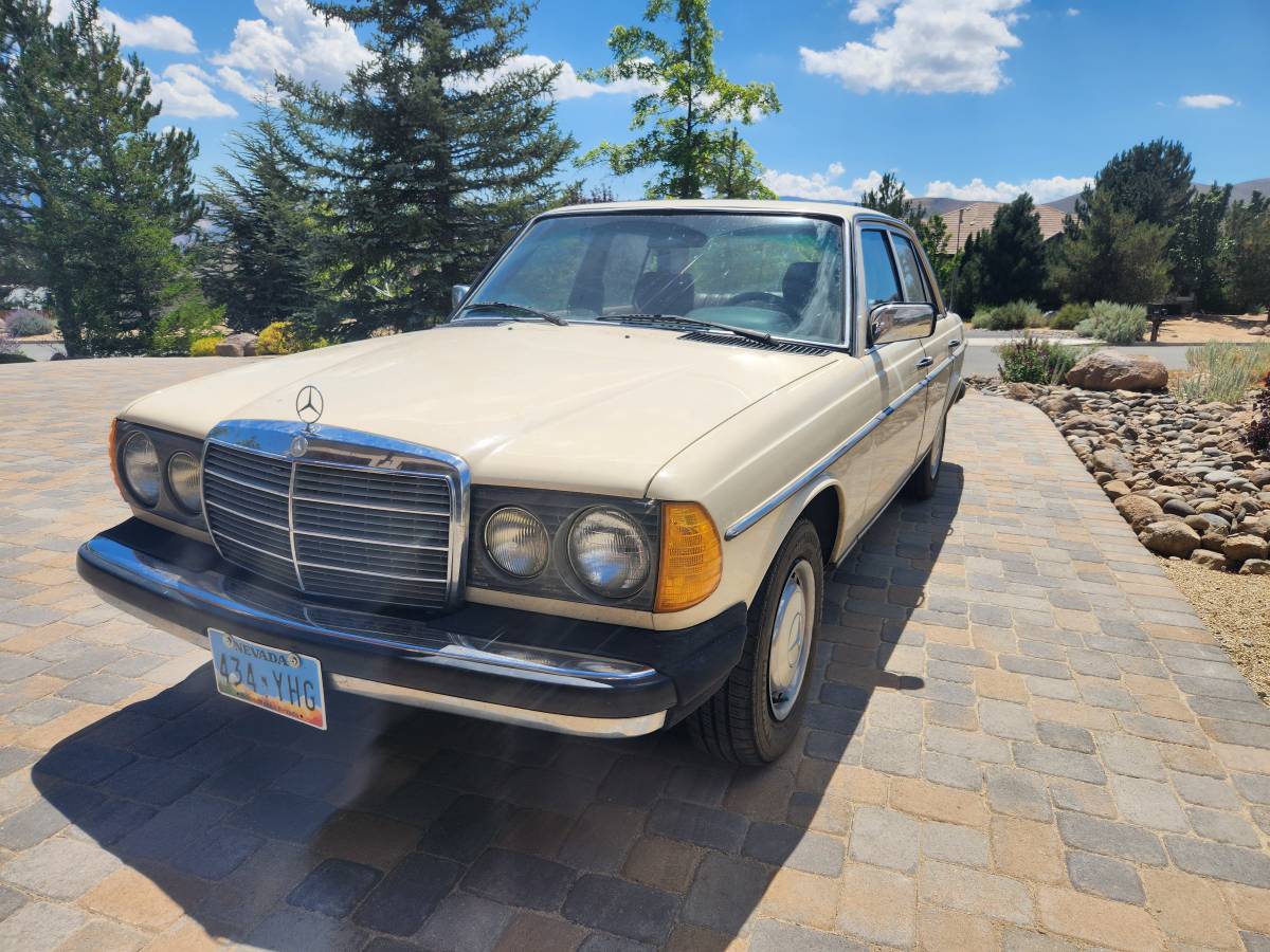 Mercedes-benz-240d-1980-brown