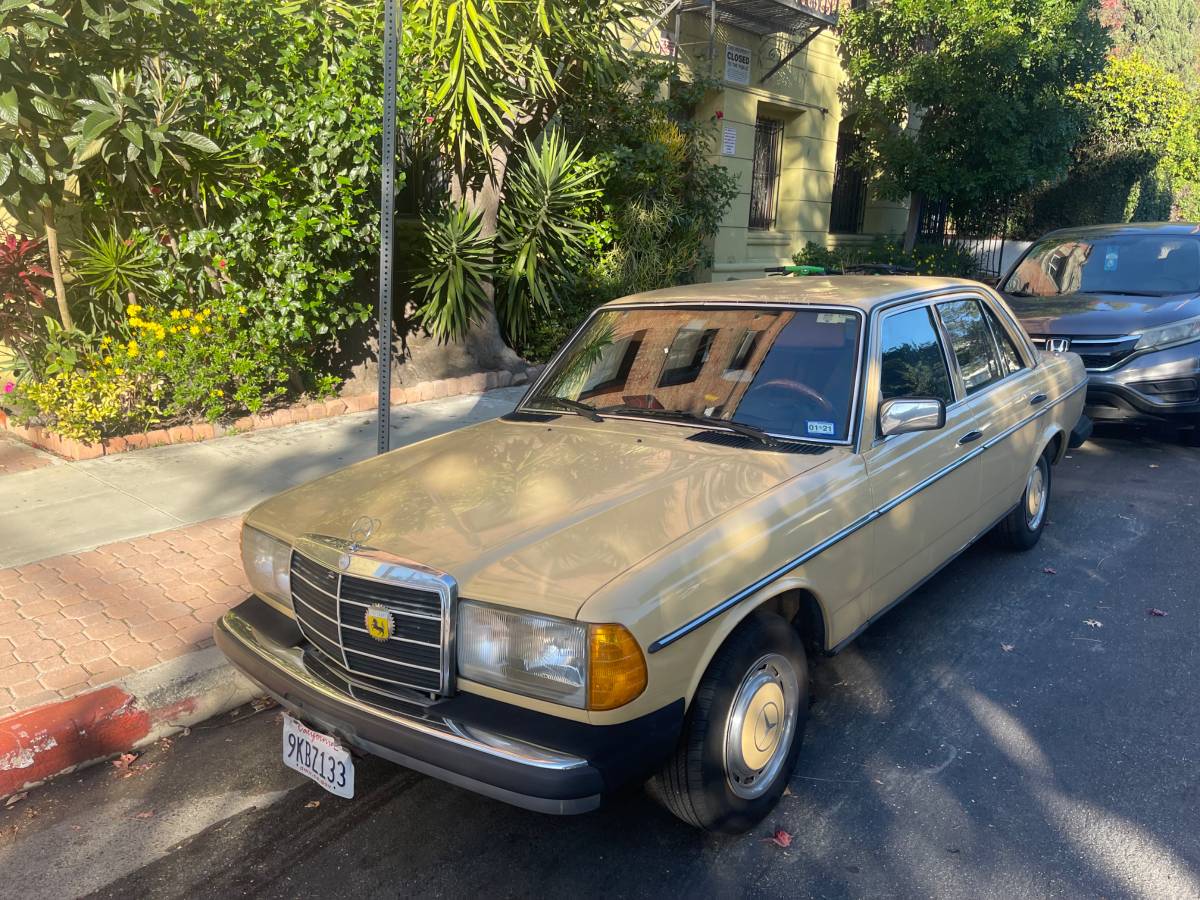 Mercedes-benz-240d-1981-yellow
