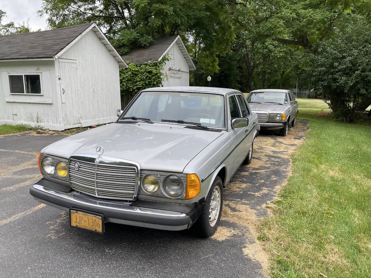 Mercedes-benz-300-1984-silver