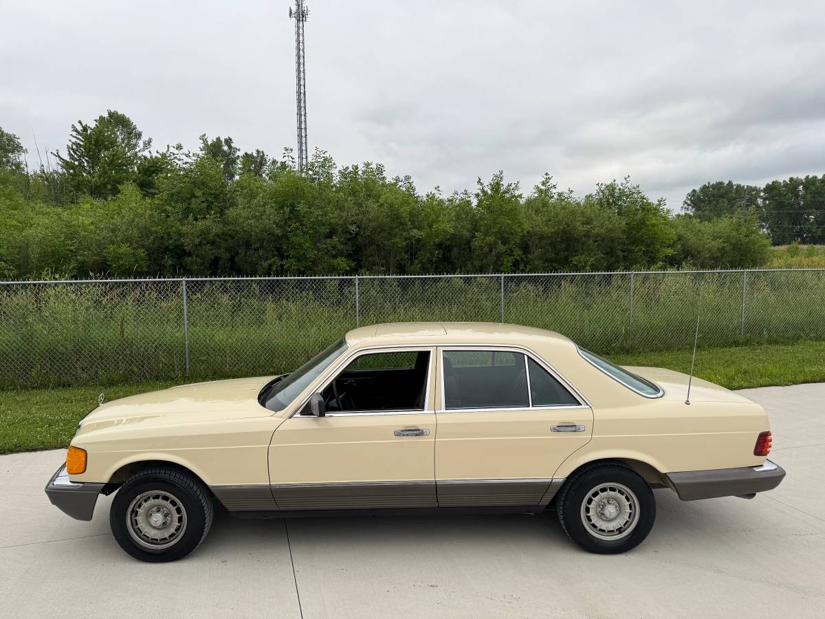 Mercedes-benz-300-sd-1982-yellow
