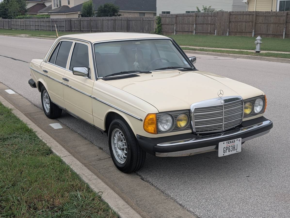 Mercedes-benz-300d-1983-yellow