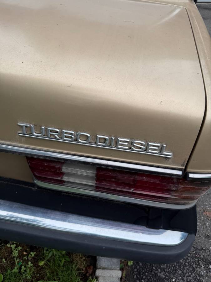 Mercedes-benz-300d-1984-yellow