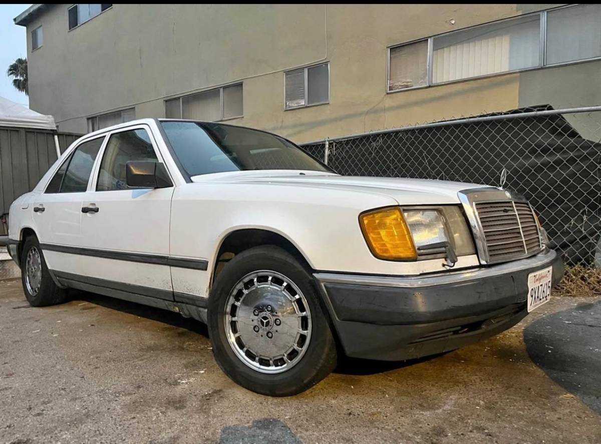 Mercedes-benz-300d-1987-white