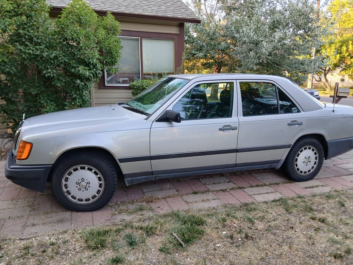 Mercedes-benz-300e-1986-silver