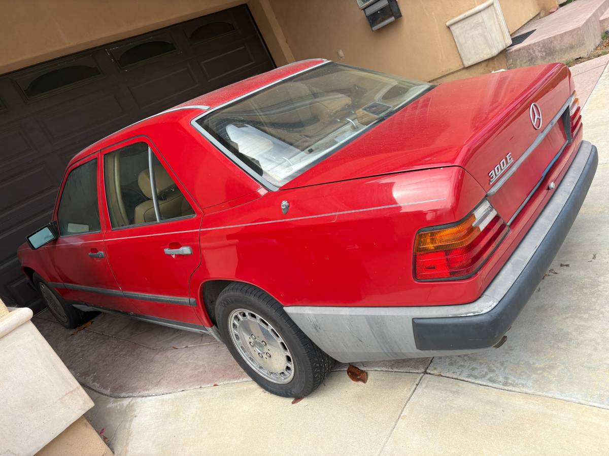 Mercedes-benz-300e-1988-red