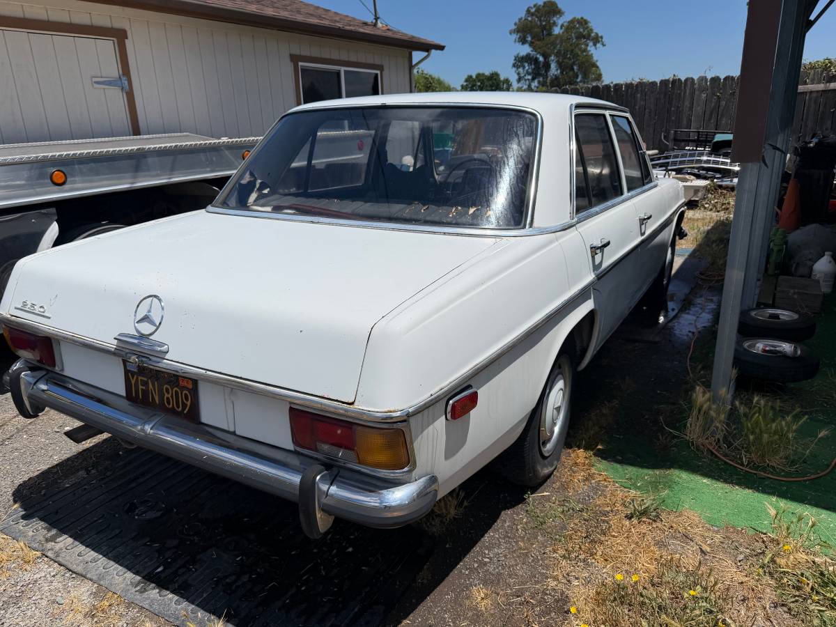 Mercedes-benz-c250-1969-white