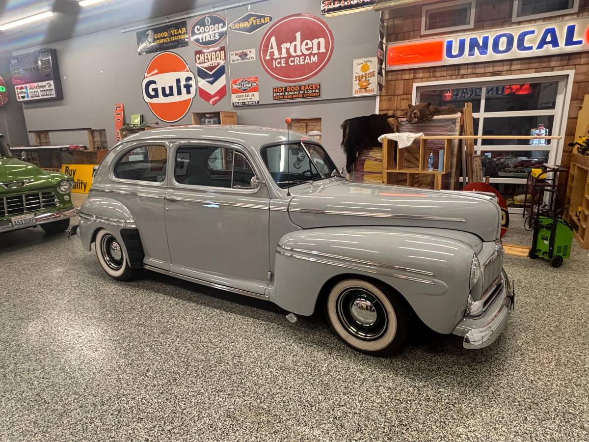 Mercury-Sedan-1946-grey